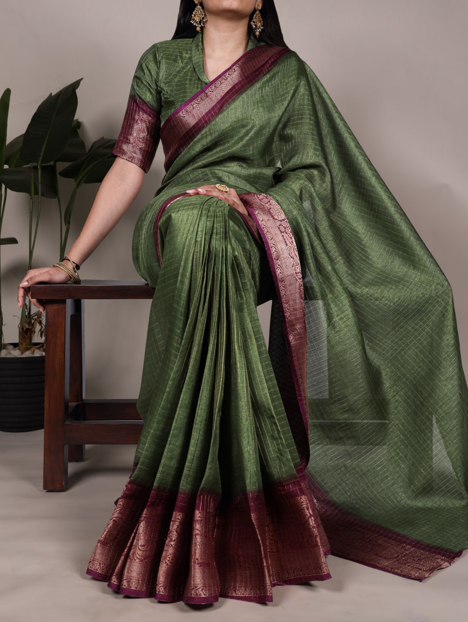 Mehendi Elegant Dola Chex Zari Weaving Saree with Matching Blouse