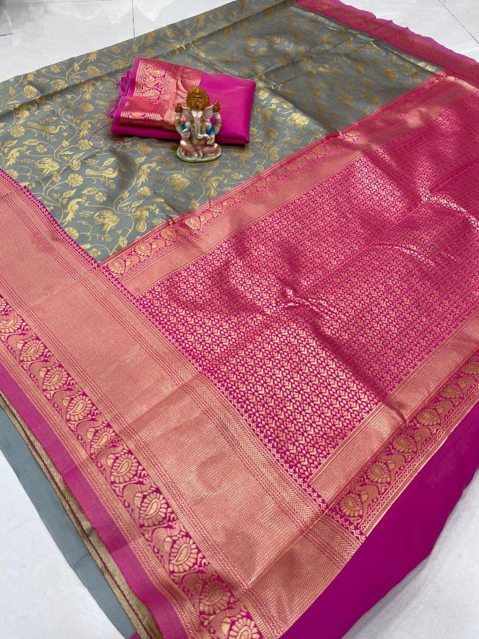 Gray Traditional Kanchipuram Silk Saree with Rani Border Blouse