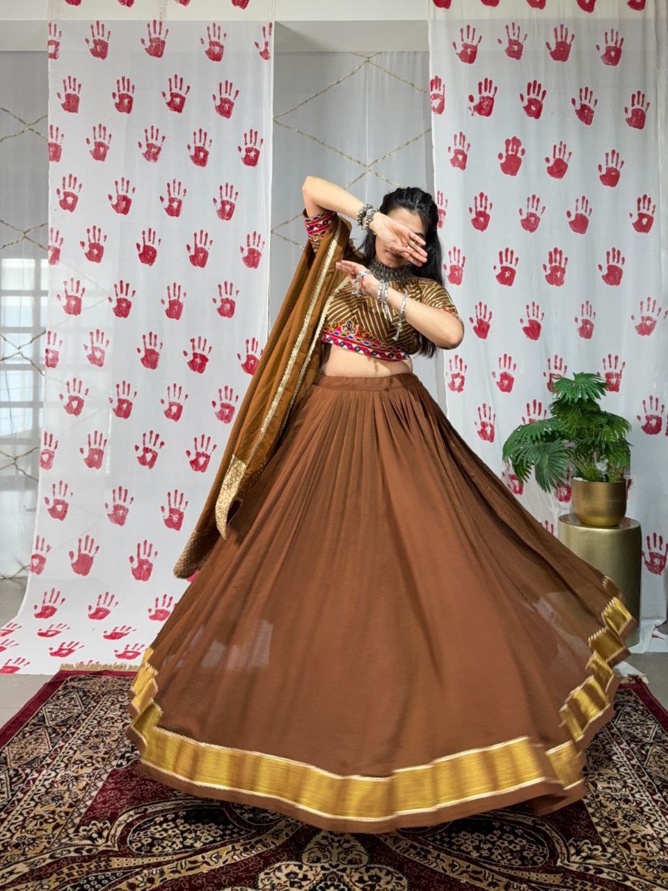 Chanderi Lehenga Choli, Navratri 2025 Outfit, Gamthi Work Choli, Mirror Work Blouse, Zari Lehenga, Gotta Patti Lehenga, Garba Night Outfit, Chanderi Chaniya Choli, Gujarati Festival Dress, Festive Traditional Wear, Navratri Look 2025, Choli for Garba, Pure Chanderi Lehenga