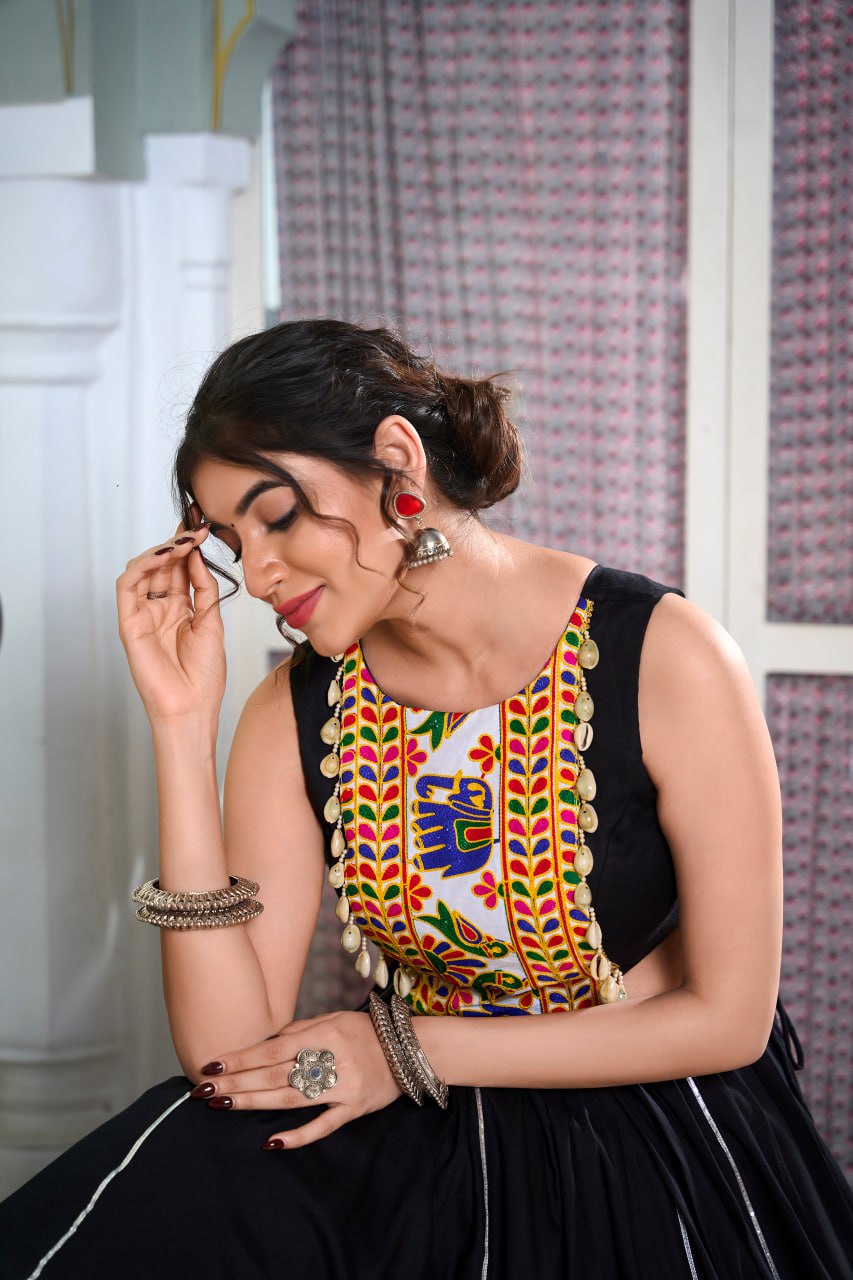 Navratri Lehenga 2025, Gamthi Work Blouse, Rayon Lehenga Choli, Kodi Lace Blouse, Gotta Patti Lehenga, Cowrie Work Choli, Stitched Navratri Lehenga, Traditional Garba Outfit, Dandiya Lehenga, 6 Meter Flare Lehenga, Festive Indian Wear, Ready to Wear Lehenga, Canvas Lined Lehenga