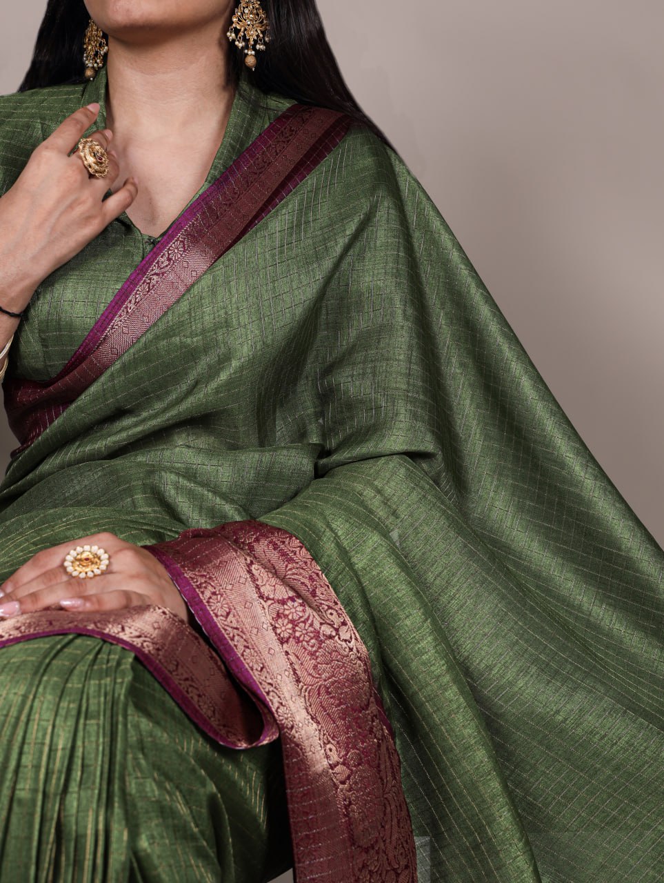 Mehendi Elegant Dola Chex Zari Weaving Saree with Matching Blouse