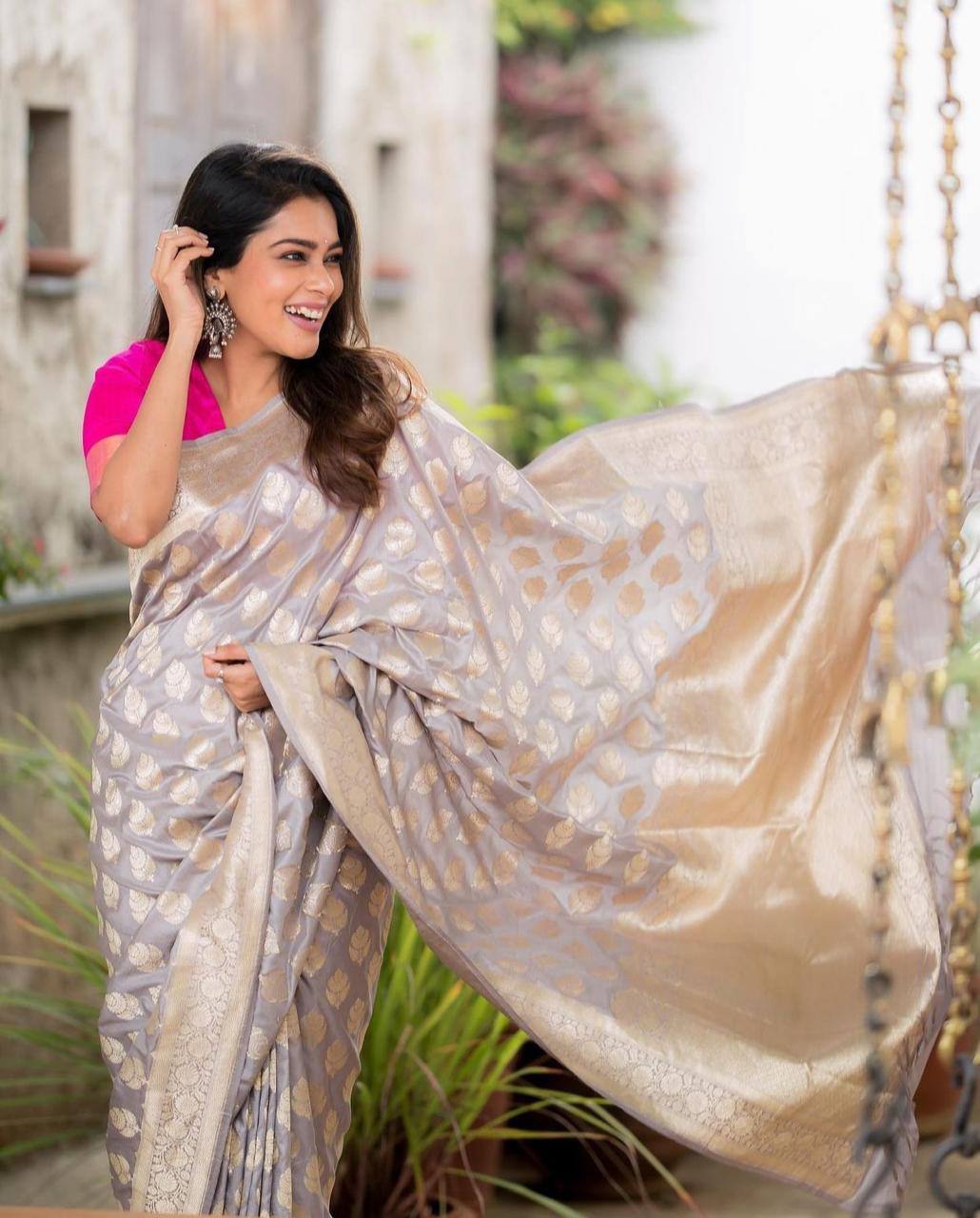 Gray Traditional Kanchipuram Weaving Silk Saree with Woven Blouse