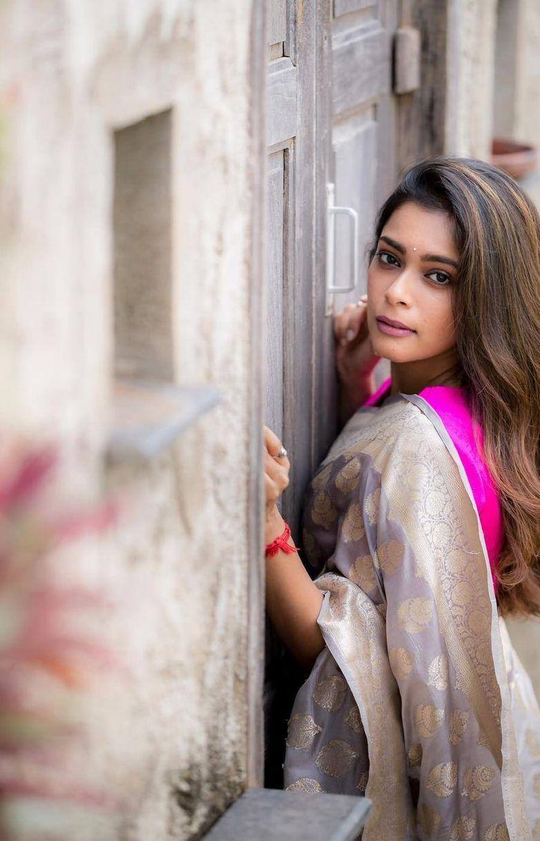 Gray Traditional Kanchipuram Weaving Silk Saree with Woven Blouse