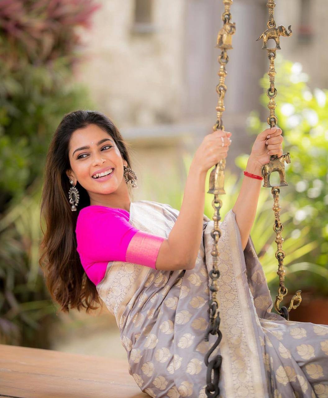 Gray Traditional Kanchipuram Weaving Silk Saree with Woven Blouse